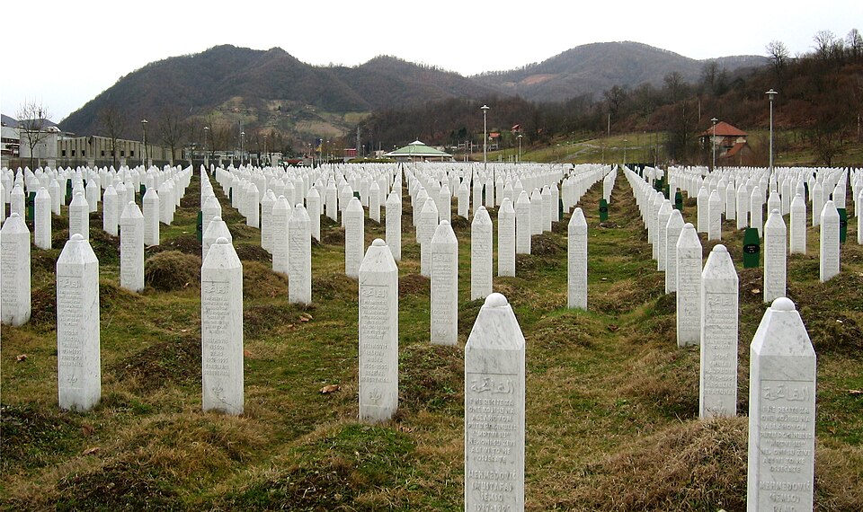 Batu nisan di memorial genosida Potocari dekat Srebrenica, Bosnida dan Herzegovina. (wikipedia michael bucker)